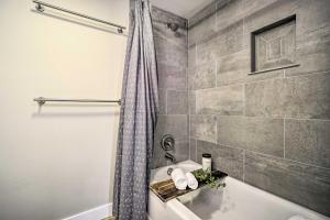 Ein Badezimmer in der Unterkunft Alluring Anchorage Apt - Walk to Coastal Trl!