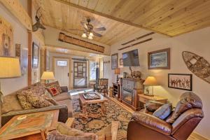 sala de estar con muebles de cuero y techo en Breckenridge Cabin with Resort Perks and Mtn Views!, en Breckenridge