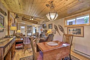 een eetkamer en woonkamer in een tiny house bij Breckenridge Cabin with Resort Perks and Mtn Views! in Breckenridge