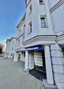 a white building with columns in front of it at Vladimirsky Dvorik Mini-Hotel in Vladimir