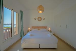- une chambre avec un lit et une grande fenêtre dans l'établissement Golden Apartments El Gouna, à Hurghada