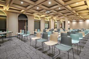 a room with rows of chairs and tables at Hotel Vacances Bleues Provinces Opera in Paris