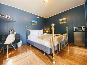 a bedroom with a bed and a blue wall at Flathead Lake Resort in Bigfork