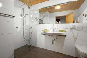 Koupelna v ubytování Appartements Veronika + 28 fotografií