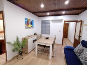 A kitchen or kitchenette at Spacious Apartment
