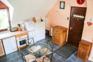 una cucina con tavolo in vetro in una camera di Maison avec piscine a Saint-André-des-Eaux Altre 6 foto