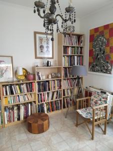 旺夫的住宿－Appartement atelier d'artiste，客厅配有书架,书架上装满了书籍