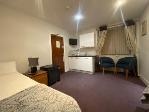 a hotel room with a bed and a kitchen at Park View House in Edinburgh