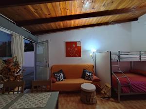 - un salon avec un canapé et des lits superposés dans l'établissement Apartamento 1, Chalet Manzano a 15" de Sevilla, a 30" del Aeropuerto de Sevilla, à Villanueva del Ariscal