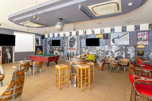 Ilios Malia Hotel Resort的电视和/或娱乐中心