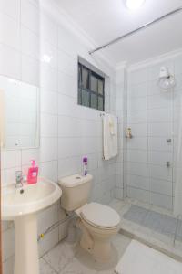 bagno bianco con servizi igienici e lavandino di Fully furnished 1-bedroom Apartment in Eldoret a Eldoret