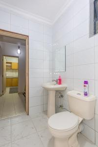 bagno con servizi igienici e lavandino di Fully furnished 1-bedroom Apartment in Eldoret a Eldoret