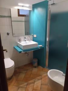 a bathroom with a sink and a toilet at l'eco dei Papi in Viterbo