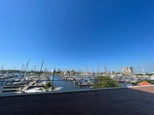 Blick auf einen Yachthafen mit Booten im Wasser in der Unterkunft Costa Veleros Marina Mazatlán 03 in Mazatlán