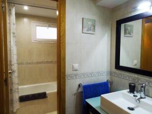 ein Badezimmer mit einem Waschbecken, einer Dusche und einer Badewanne in der Unterkunft Real 10 in Soria