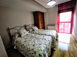 1 Schlafzimmer mit 2 Betten und einem Fenster in der Unterkunft Real 10 in Soria