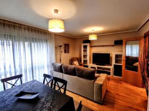 索里亞的住宿－Real 10，客厅配有沙发和桌子