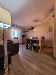 SAUZE d'OULX LOVELY AND SUPER CENTRAL في ساوتسي دو اولكس: غرفة معيشة وغرفة طعام مع طاولة وكراسي