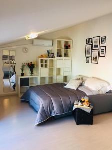 Ένα ή περισσότερα κρεβάτια σε δωμάτιο στο La Mansardina Pescara