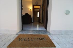 a welcome mat on the floor of a hallway at Appartamento Tre Ulivi in Toscolano Maderno
