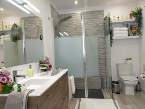 A bathroom at Plaza San Marcos CASCO HISTORICO