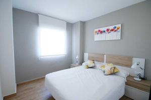 Un dormitorio blanco con una cama grande y una ventana en Lo Pagan Marina Center, en Lo Pagán