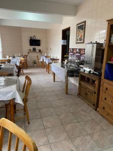 ein Restaurant mit Tischen und Stühlen in einem Zimmer in der Unterkunft Hotel Ibajé in Bagé