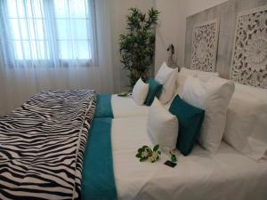 A bed or beds in a room at Plaza San Marcos CASCO HISTORICO