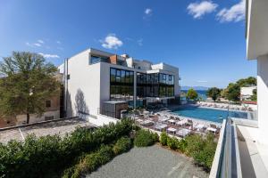 una vista aerea di una casa con piscina di Waterfront Apartments Pia - Marija a Malinska