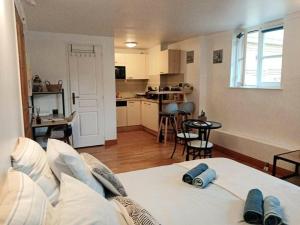 a living room with a couch and a kitchen at La Vicomté - Quai Henri IV - WIFI gratuit in Dieppe