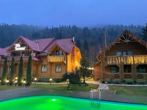 Bazén v ubytovaní Villa "Затишна" alebo v jeho blízkosti