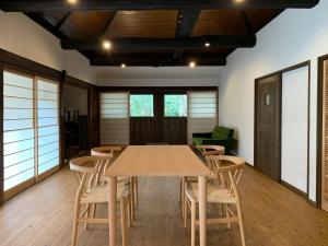 uma sala de jantar com mesa e cadeiras em villa YUUNOBI - Vacation STAY 78559v em Taragi