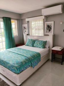 Postel nebo postele na pokoji v ubytování Sunny Acres Villa, St.Lucia