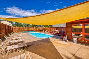 eine Terrasse mit Stühlen und einem Pool in der Unterkunft Balsam Beauty in Steamboat Springs