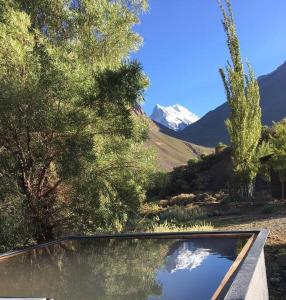 สระว่ายน้ำที่อยู่ใกล้ ๆ หรือใน Refugio con vista al Volcán