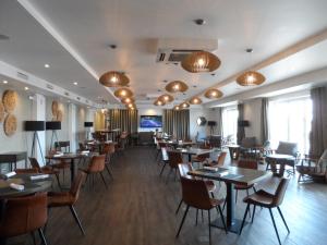 Un restaurante con mesas y sillas en una sala. en Golf, Praia, Piscina, Ar Puro, en Amoreira