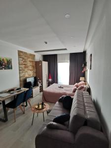 1 dormitorio con sofá, cama y escritorio en Apartman MOUNTAIN VIEW Milmari Resort, en Kopaonik
