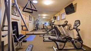 Best Western Plus Silver Saddle Inn tesisinde fitness merkezi ve/veya fitness olanakları