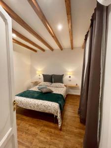 1 dormitorio con 1 cama en una habitación con suelo de madera en Interno12, en Palermo