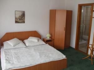 เตียงในห้องที่ Petrovics Apartmanház