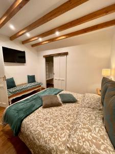1 dormitorio con 1 cama y 1 sofá en Interno12, en Palermo
