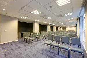 a conference room with chairs and a blackboard at Comfort Hotel Guarulhos Aeroporto in Guarulhos
