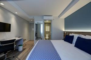 Comfort Hotel Guarulhos Aeroporto的电视和/或娱乐中心