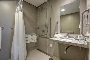 Comfort Hotel Guarulhos Aeroporto的一间浴室