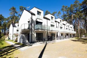 een uitzicht op een groot wit gebouw bij Apartamenty Na Fali - Morski , Błękity , Marynarski in Pobierowo