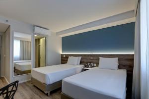 Comfort Hotel Guarulhos Aeroporto客房内的一张或多张床位