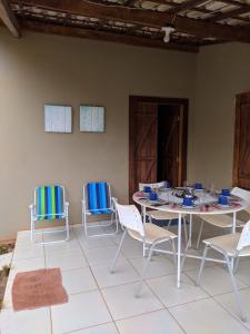 a table and chairs in a room with a table and chairs at Chalé em Algodões, Villa Cajú in Barcelos do Sul