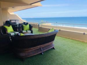 een balkon met stoelen en uitzicht op het strand bij Sands Beach Breaks Umdloti Luxury Beach Front in Umdloti