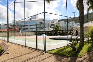 Tenis dan/atau kemudahan skuasy di Lindo Ap condomínio Villa Giardino ótima localização . atau berdekatan