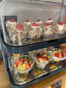 een koelkast gevuld met verschillende soorten desserts bij Scotch Arms Mews Bed & Breakfast in Brampton